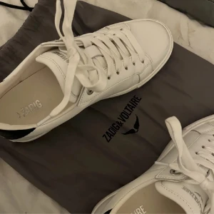 zadig & voltaire sneakers - zadig sneakers i storlek 39. väldigt lite använda så fortfarande i bra skick! skriv för fler bilder, priset är diskuterbart.