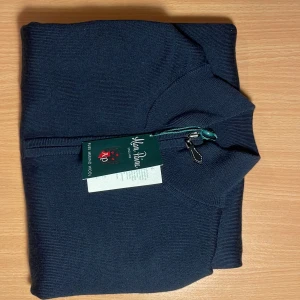 Alan Paine -  Säljer just nu min hals Zip nypris på den är 1900 den är 10/10 i sckick. Pris kan diskuteras.