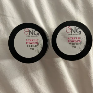 Akrylpulver från nagelgigganten  - Akrylpulver från nagelgiganten i vit och clear, säljer för jag har börjat med gelé istället, lätta att jobba me flr nybörjare. Nästan orörda.
