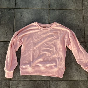 Levi’s - Rosa Levi’s, bra skick. Säljer pågrund av att den är för liten.