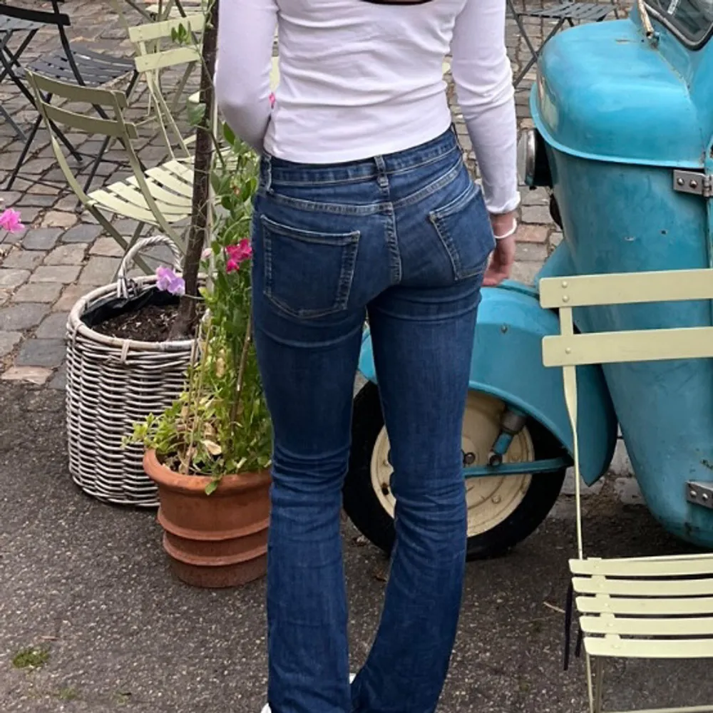 Mycket fina jeans! Storlek 32 men stretchiga i materialet, midjemått 33-34cm och innerbenslängd 80cm💕. Jeans & Byxor.