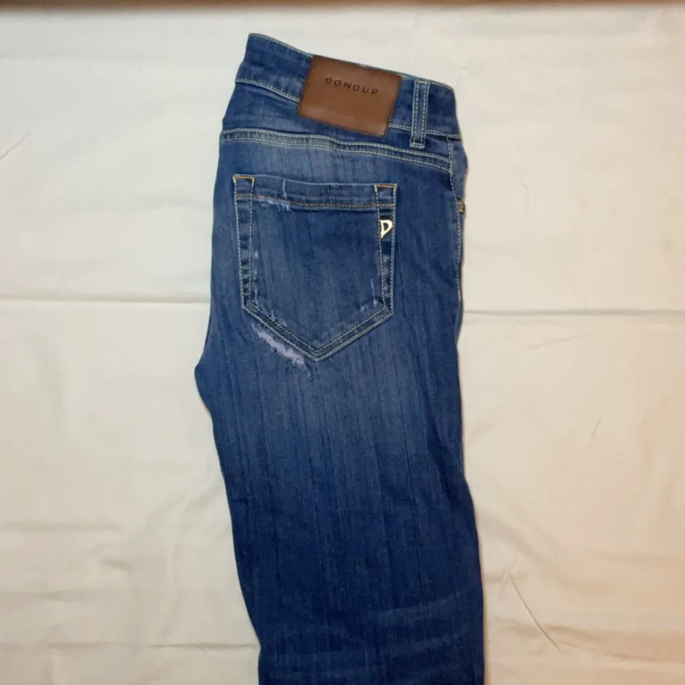 Dondup jeans blåa storlek 28/30 väldigt bra skick endast ‼️649kr‼️. Jeans & Byxor.