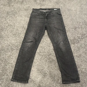 Replay jeans - Säljer dessa fräscha replay jeans som är i modellen thad, säljer pågrund av storlek