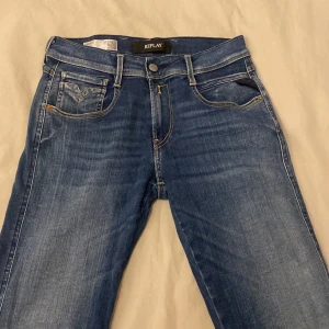 Replay Anbass jeans - Säljer de här Replay jeansen i storlek W28 L30. Perfekt skick och bara använd några gånger. Skriv för minsta lilla fundering👍