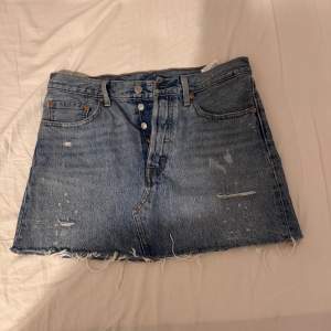 Levis jeanskjol i storlek 30, använd några gånger men är som ny + spårbarsfrakt 65 kr