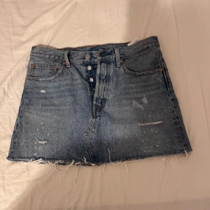 Jeanskjol  - Levis jeanskjol i storlek 30, använd några gånger men är som ny + spårbarsfrakt 65 kr