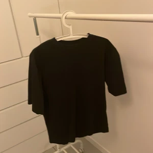Uniqlo T-shirt  - Uniqlo Airism Tee Oversized. Riktigt snygg T-shirt med bra kvalite och perfekt passform. Ett måste i sin garderob! 