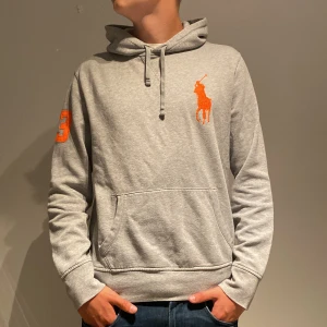 Polo Ralph lauren hoodie - Säljer nu min fina Ralph lauren hoodie i storleken M. Mitt pris 499kr Kontakta vid vidare funderingar eller frågor 