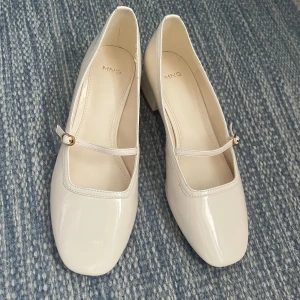 Ballerina skor / Mary Jane  - Supergulliga ballerinaskor med liten klack från mango! Storlek 35 men något stora i storleken så passar större 💕 en liten, liten fläck på innersidan (se bild 3) annars i fint skick ❤️🫶🏼