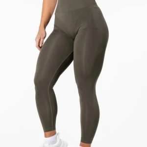 Relode träningstights - Träningstights från relode i Prime Schrunch & färgen Khakigrön! Finns ett hål i schrunchen som man isåfall får sy🥰