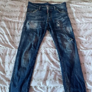 Dsquared 2 jeans  - Hej säljer ett par dsq2 jeans pga lite stor allt funkar som de ska äkta dsq2 inga hål eller något liknande storlek 44 trendiga🔥🔥