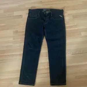 Detta replay jeans för ett bra pris✅🤙 helt problemfria🔥 Storleken på de är W:31 L:34😊 (Priset går att diskuteras)