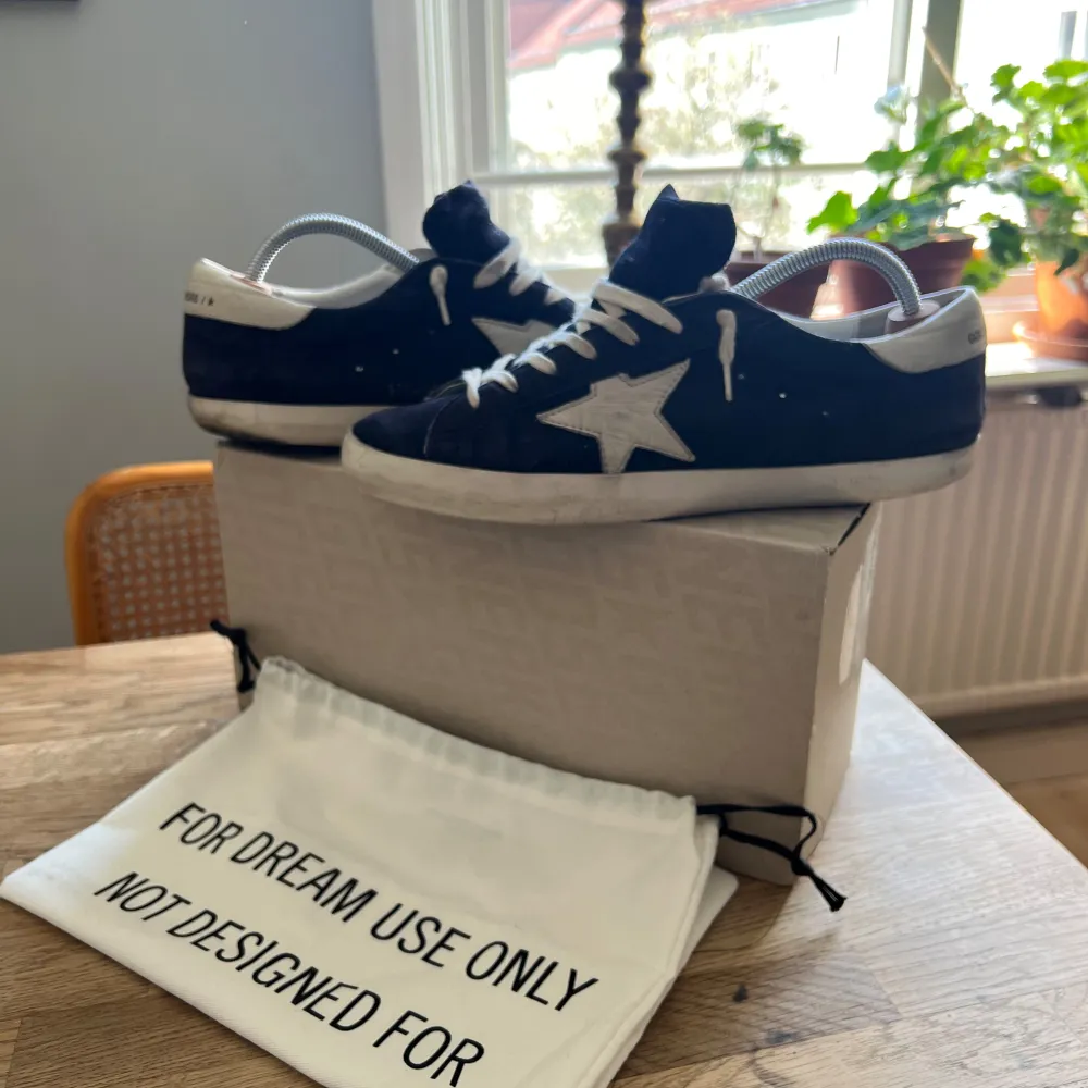 Säljer dessa feta golden goose i strl43 i fint skick. Har använt i några månader. Det ändå riktiga skillnaden från ett par nya är att sulan håller på att slitas ner. Dm för fler bilder . Skor.