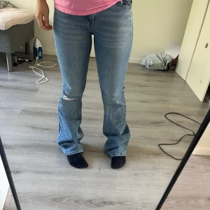 Utsvängda jeans - Köptes från Gina tricot till ett värde av 499 kronor. De var dock för långa på mig och kunde ej lämnas tillbaka