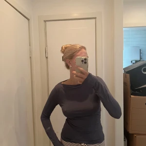 Blå tröja - Mycket skön långärmad tröja med långa ärmar. Fin blå färg. Stl S. Enbart testad