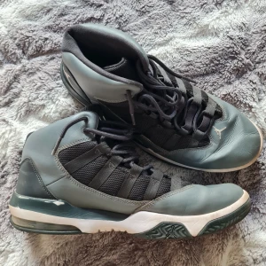 Jordans - Gråa Jordans Max Aura. Mycket använd men ingen skada förutom skosnöret.