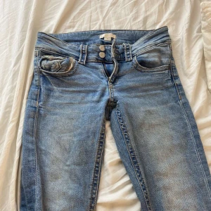 Snygga bootcut byxor - Ett par blåa bootcutbyxor från Gina tricot i blå. De är i bra skick och använda fåtal gånger men nu har de blivit för stora. Skriv för mer frågor 