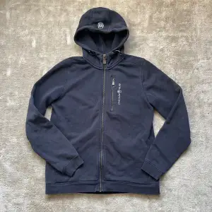 Sail racing zip hoodie i storlek 170. Skick 9/10 använd ungefär 20 gånger, inga defekter.