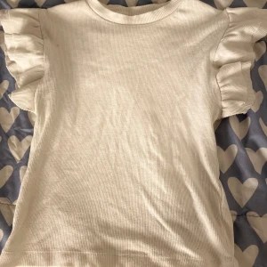 Tröja - Är för stor så har inte använt så mycket så den är i bra skick ✨