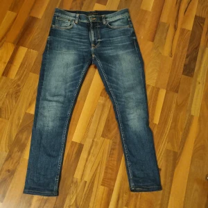 Nudie Jeans. W30. Lean Dean - Ett par Nudie jeans av modellen lean dean. Storleken är W30 L32 men byxorna är uppsydda så jag skulle säga att längden är 30 eller 31. Använda fåtal gånger, skick 4.9/5. Nypris ca 1600.