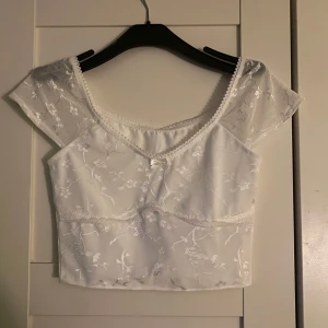 Gullig Spetstop - Säljer denna super söta spetstoppen då den inte passar. Oanvänd. Storlek S men sitter mer som en xs/xxs🌸