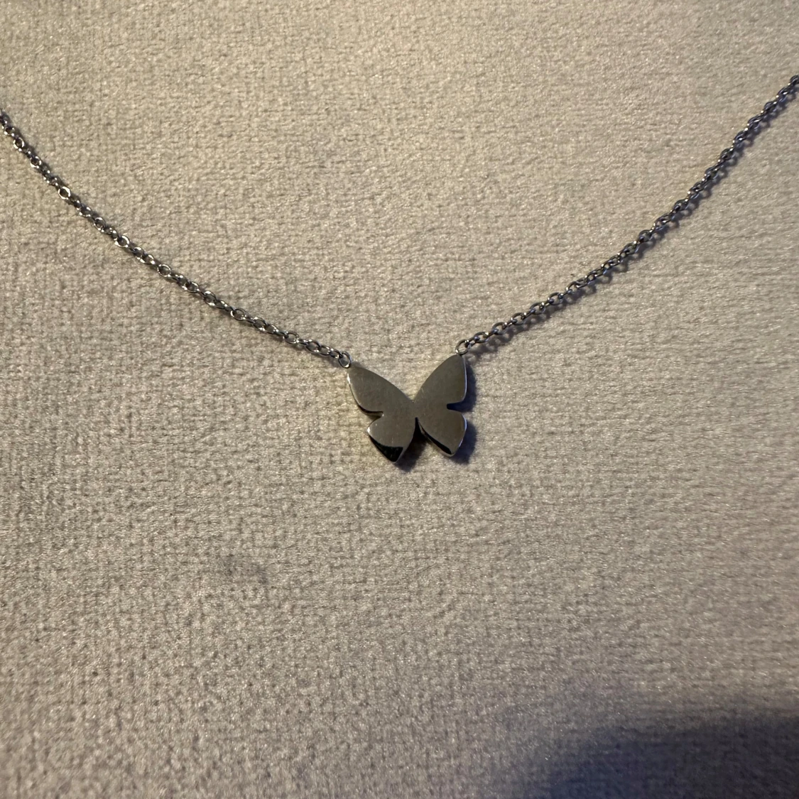 Silverhalsband med fjärilshänge - 92