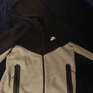 Svart och grå hoodie från Nike - Nike tech fleece svart grå använt ett tag men mycket bra skick köpt från Zalando 