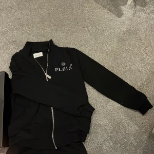 Philip plain set  - Har ett Philip plain set har aldrig använt står att de är xl men sitter som en L inga  märken eller Inget på den. Äkta också har boxen till den och allt. Pris kan pratas om 