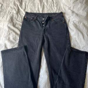 Superfina midwaist-jeans från weekday. Storlek, W25 L32.