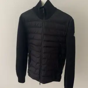 Moncler jacka använd cirka 4/5 gånger 