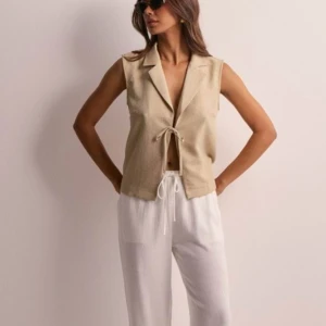 Beige väst (Nelly) - Beige oanvänd väst från Nelly. Storlek S/36