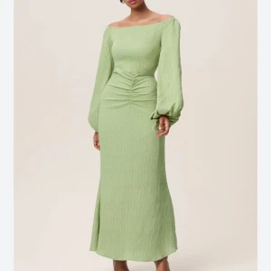 Klänning - Reno maxi dress adoore green - Oanvänd jättefin adoore klänning med lapp kvar. Storlek 36. Inte hittat tillfälle för mig att använda den. Skriv för egna bilder