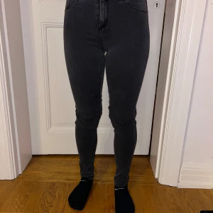 Midrise gråa jeans❤️ - Knappt använda jeans, midrise, mycket fint skick🌸