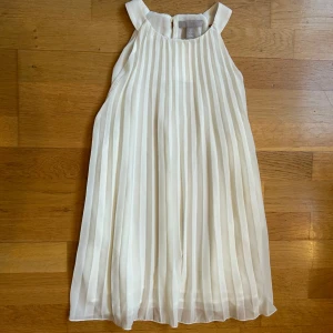 Oanvänd vit blus - Säljer denna helt oanvända vita blus från H&M! 