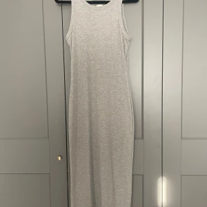 Grå lång klänning  - Den har en ros fläck allra längst ner på klänning, inte super synlig. Går antagligen att gå bort på något sätt. Använd ett par gånger, men fortfarande i fin.