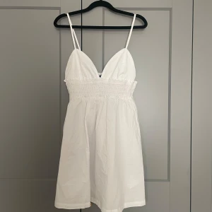 Vit kort klänning  - Söt vit kort klänning. Aldrig använd.
