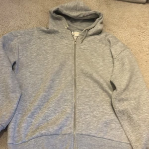 Gina hoodie  - Super fin Gina tricot hoodie! Köpt för kanske 250 men säljer för 50kr! Inga defekter! 