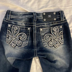 Miss me jeans - Supersnygga miss me jeans som tidigare varit skinna men nu är utsydda till bootcut.      (bild 4) dessa är i storlek 26 och skulle passa någon i längden 165-175cm lång.