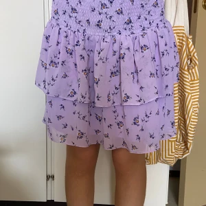 lila blommig kjol från cubus - en jätte fin kjol, som jag inte har till användning, bra skick, inte så använd, knälängd. 