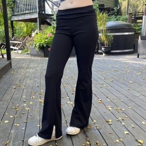 Kostymbyxor med slits - Kostymbyxor med slits på insidan av benen. Jag på bild är storlek 34 samt 170 cm lång. OBS, de har inga fickor. 