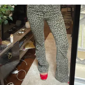 Leopard jeans med perfekt bootcut🐆 Säljer då de inte längre kommer till användning. Jag har köpt de på Plick av en tjej som hade köpt de vintage i Paris så vet ej märket. Mitt emellan midwaist och lowwaist. Superlånga i benen! Jag är 175⭐️