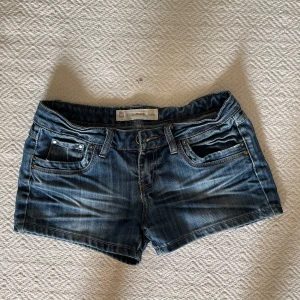 Lågmidjade jeans shorts - Super snygga lågmidjade jeans shorts. Tyvärr för små för mig. Färgen syns bäst på sista bilden. Midjemåttet är 37 cm tvärs över💗Det står storlek 38 i lappen men skulle säga Xs