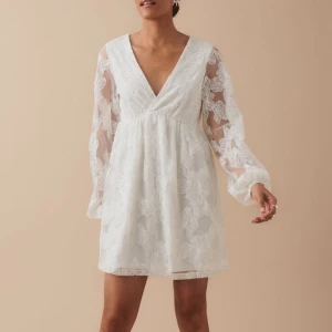 Student klänning - •Använd 1 gång  •köpt för 799kr  •som helt ny  •perfekt till student 