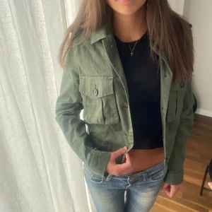 Olivgrön jacka - Säljer denna fina oliv gröna höst jackan!💗(lånade bilder)
