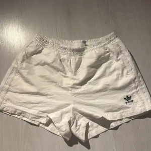 Vita adidas shorts nya, aldrig använda