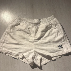 Adidas shorts  - Vita adidas shorts nya, aldrig använda