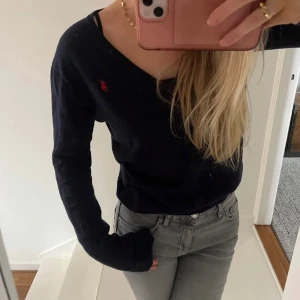 ralph lauren tröja  - säljer min jättefina stickade ralph lauren tröja då den tyvärr inte kommer till annvändning längre. jättebra kvalite och inga defekter💓 storlek S