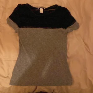 Spetts tröja - Superfin tröja i spetts. Stl XS. Super fin verkligen men har tyvärr ingen användning för den längre. Två små pyttesmå hål som knappt syns. Annars tror jag inte att det är ngn annan defekt. Skriv om du har frågor elr så☺️❤️