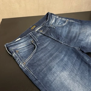 Jack n Jones jeans - Tja säljer dessa as snygga Jack n Jones jeansen i storlek 27/30. Använda 1 gång skick 9,5/10. Nypris 900kr mitt pris 500kr. Skriv vid frågor och funderingar! Möts i Sthlm eller fraktar spårbart via postnord 📦
