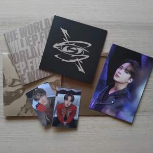 Allt i bilden kommer med (och freebies såklart): Jongho digipack & postcard, Hongjoong & Jongho photocards.